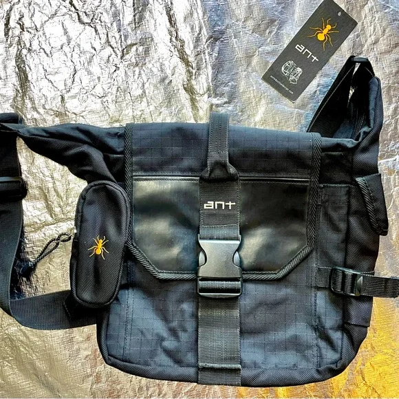 Y2K Messenger Bag design by: Ant Industrial Design. - Picture 1 of 7